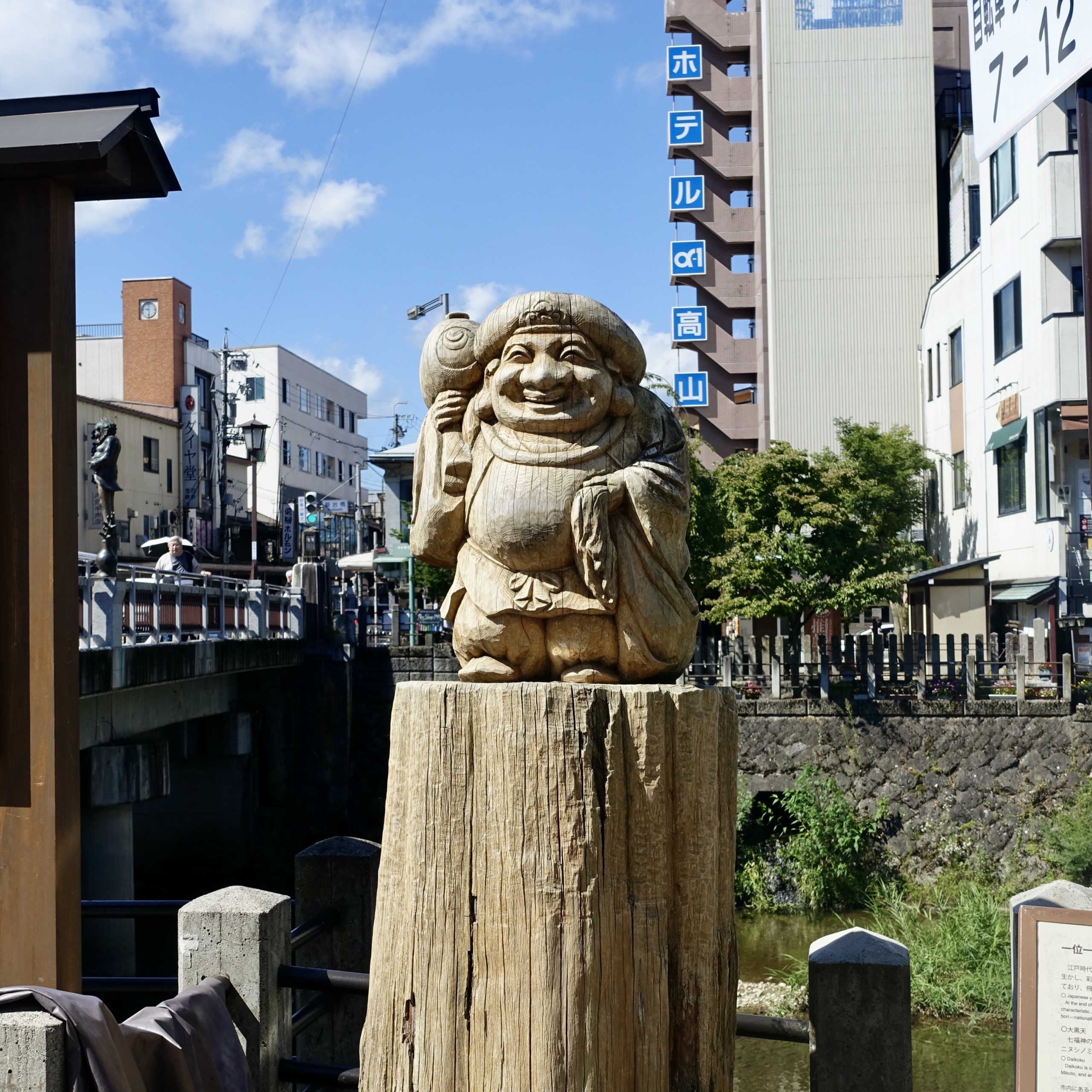Statue grand mere